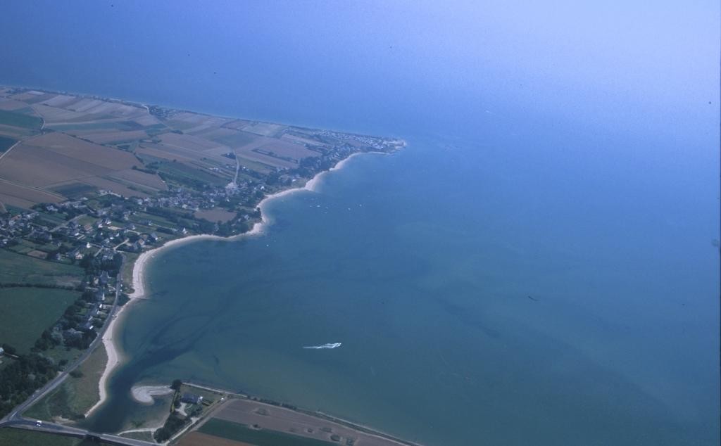 Le bourg et la baie, vu du ciel