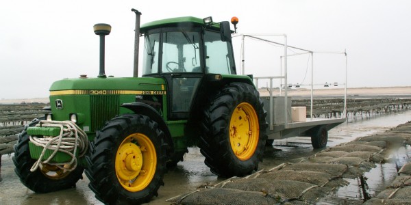 Tracteur stationné dans les parcs à huîtres (@SMEL)