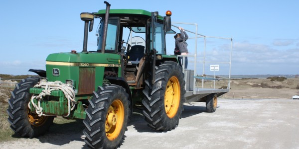 Départ pour le ramassage des déchets à la pointe d’Agon avec le tracteur (@SMEL)