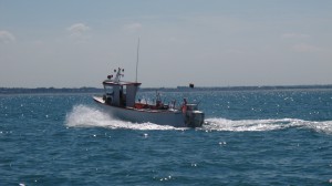 Bateau de pêche en route 