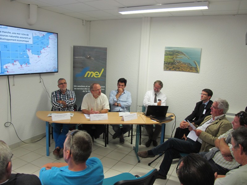 Patrice Pillet, Président du SMEL, entouré des vice-présidents, Mr Jacques Fenien à gauche et Mr Aussant à droite, évoque le SMEL dans le cadre de la régionalisation (@SMEL).