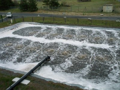 Bassin aérateur avant traitement permettant un stockage d’effluent de plusieurs jours (@SMEL)