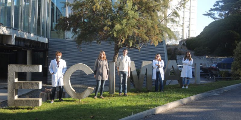 Les équipes d’ECIMAT et du SMEL à l’entrée du laboratoire ECIMAT à Vigo (@ECIMAT)