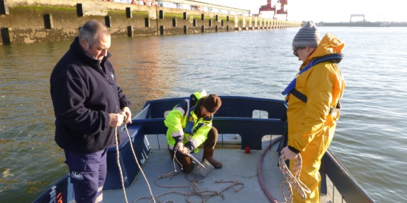 Prélèvement de sédiment pour analyse dans le port de Calais (@SMEL)