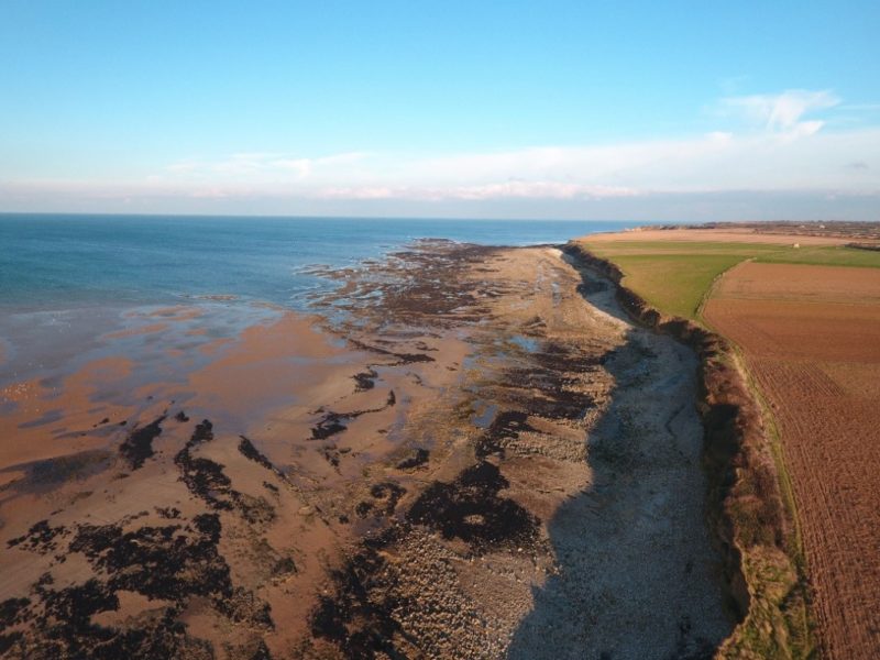 Vue par drone de l’estran des falaises de Grandcamp-Maisy (Calvados, France) (@SMEL)