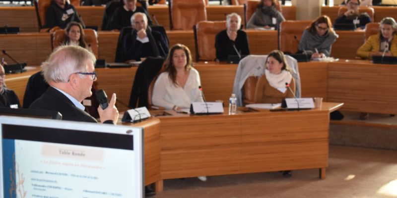 Mr Bernard Cauvin animant la table ronde sur l’avenir d’une filière algues en Normandie (@SMEL)