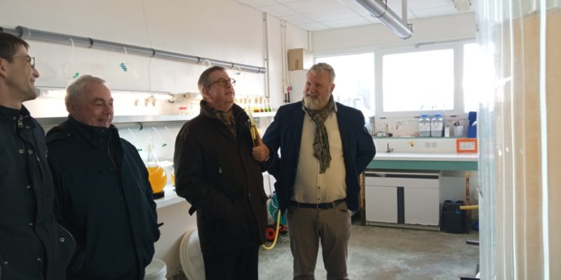 Visite du centre expérimental par le Président du Conseil départemental. De gauche à droite, Mr Frédéric Chauvel (Directeur Général des Services), Mr Eric Dujardin (Directeur Général Adjoint), Mr Jean Morin (Président du Conseil Départemental de la Manche) et Mr Alain Navarret (Président du SMEL) (@SMEL)